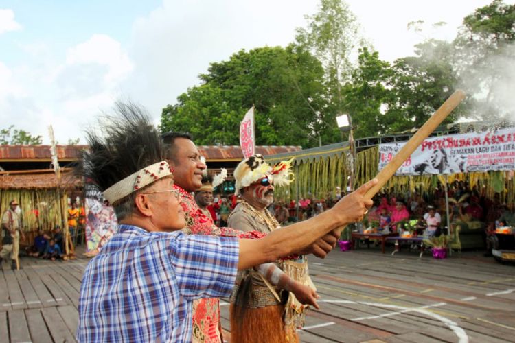 Wakil Bupati Asmat Thomas Eppe Safanpo dan Uskup Keuskupan Agats Aloysius Murwito saat menebarkan kapur sebagai tanda pembukaan Pesta Budaya Amat 2018.