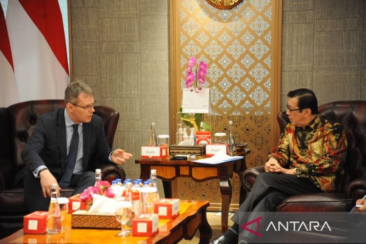 Indonesia's Law and Human Rights Minister Yasonna Hamonangan Laoly (right) speaks with Czech Republic's Special Envoy for Cyber Space and Director of Cyber Security Department at the Ministry of Foreign Affairs Richard Kadlák in Jakarta on Tuesday, October 25, 2022. 