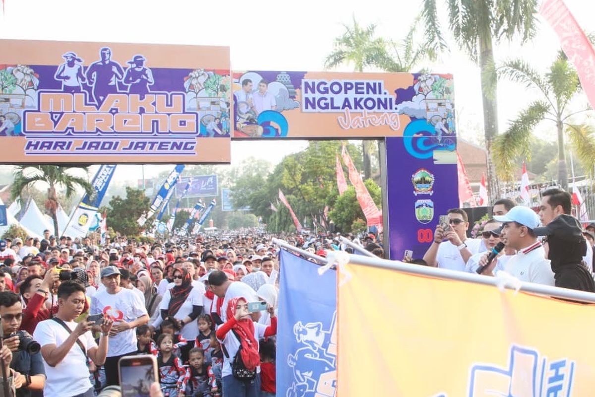 Kegiatan jalan sehat dalam perignatan Hari Jadi ke-80 Provinsi Jateng di Alun-alun Kabupaten Jepara pada Minggu, (24/8/2025).
