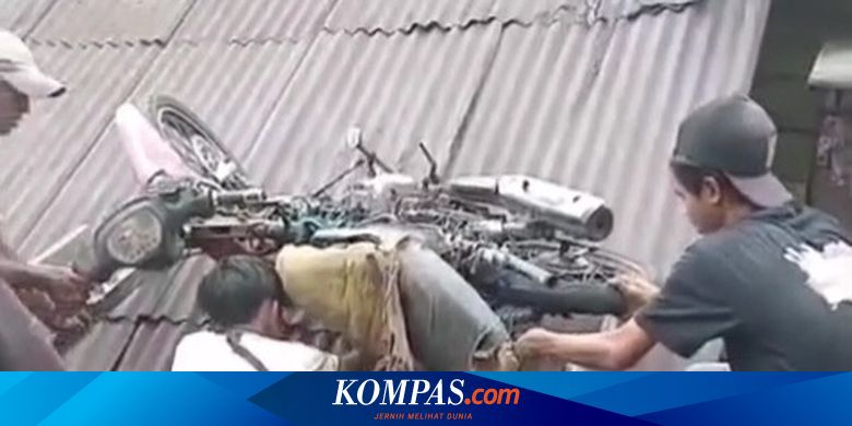Motor Pengangkut Galon Air Nyangkut di Genteng Rumah Warga Jaksel - Megapolitan Kompas.com