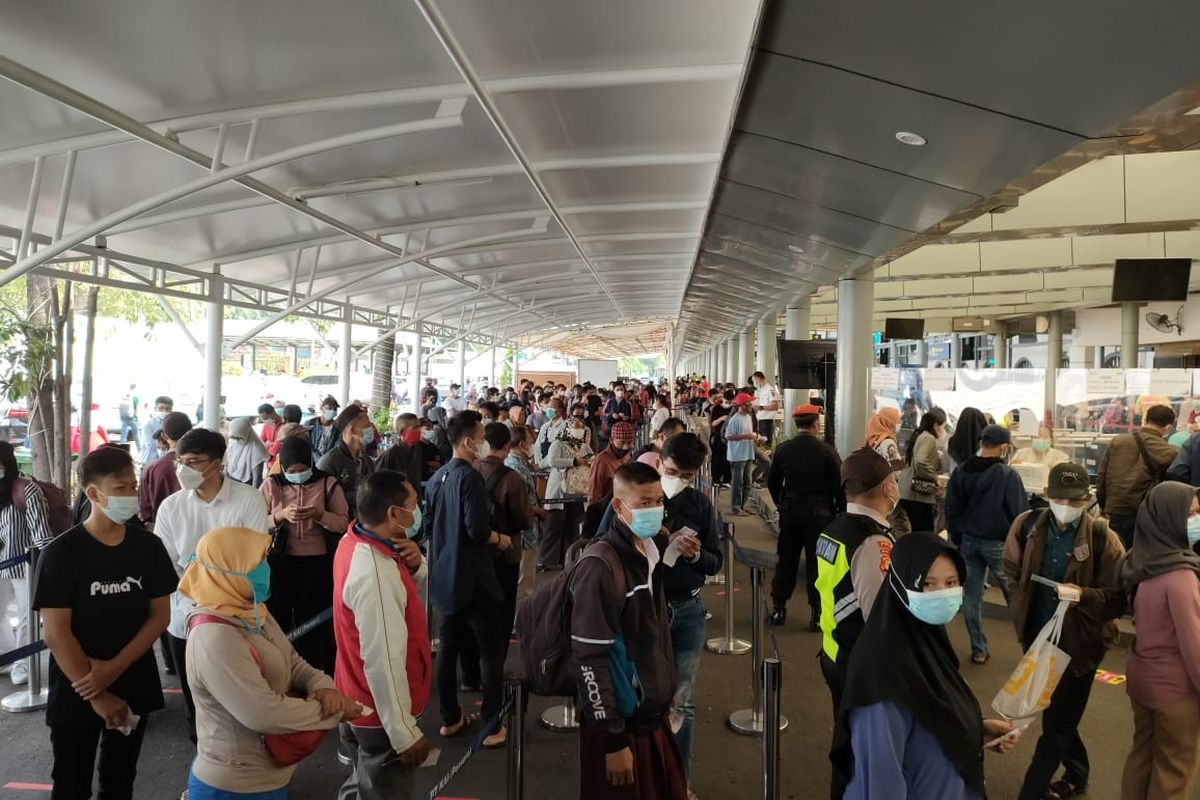 Stasiun Pasar Senen Jakarta Pusat kembali dipadati calon penumpang pada hari kedua sebelum pemberlakuan larangan mudik Lebaran, atau pada Selasa (4/5/2021). Para calon penumpang pun mengantre untuk mengakses layanan tes Genose.