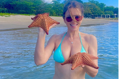 Tengok, Elizabeth Hurley Berpose Pakai Bikini dengan Bintang Laut