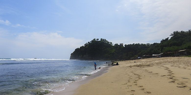 Pantai Nampu dengan pasir putihnya yang eksotis.