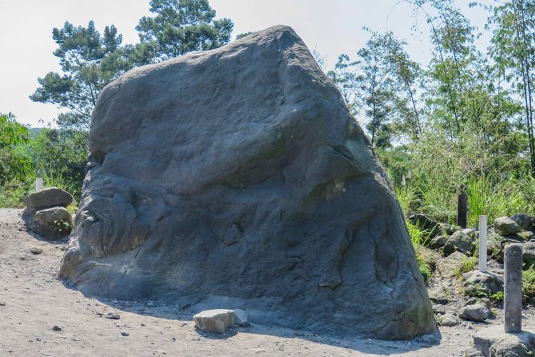 Batu Alien di Lereng Gunung Merapi.