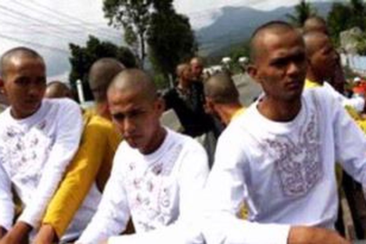 Anak punk menggunakan baju koko seusai melaksanakan Shalan Jumat di masjid Kompleks SPN Seulawah, Aceh Besar, Jumat (16/12/2011).