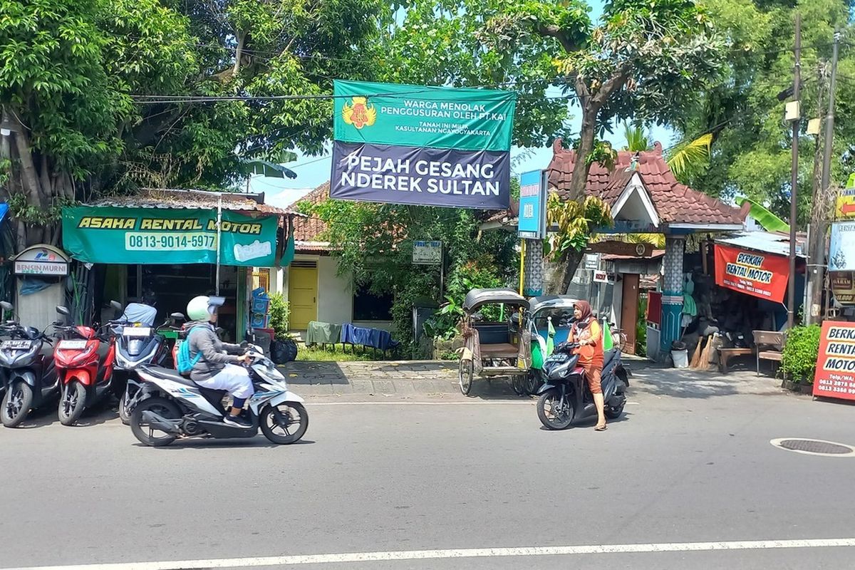 Spanduk tolak penggusuran dipasang di sekitar Stasiun Lempuyangan, Kota Yogyakarta, Rabu (9/3/2025)