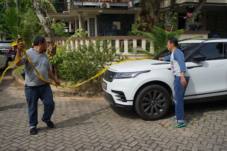 Deputi Pemberantasan BNN Pusat Irjan Pol Arman Depari mengecek dan melihat mobil mewah milik tersangka Adam yang disimpan di halaman rumahnya di Sukajadi Komplek Palm Ratu No.39 Batam, Kamis (29/8/2019).