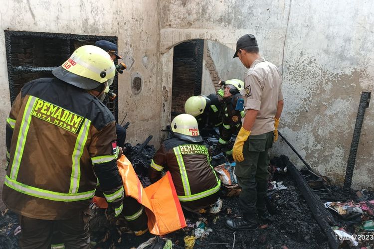 Petugas Damkar mengevakuasi korban kebakaran di Kecamatan Amplas, Kota Medan, Selasa (18/4/2023)