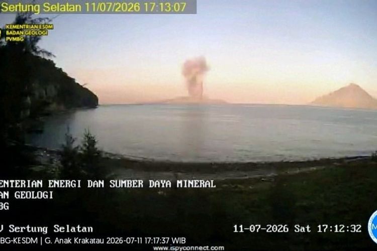 Anak Krakatau Belum Menunjukkan Tanda Mereda, Semburkan 200 Meter Abu Vulkanik Jelang Magrib