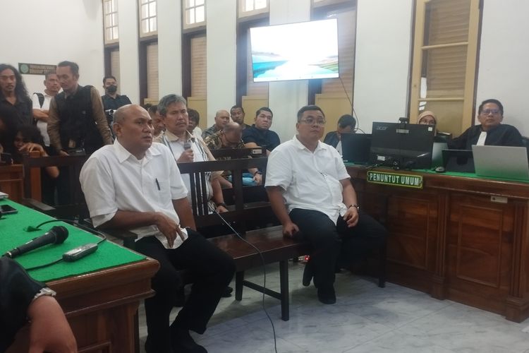 Mantan Kepala Dinas Pekerjaan Umum dan Penataan Ruang (PUPR) Sumatera Utara, Topan Obaja Ginting (kanan) mengikuti sidang pemeriksaan saksi di ruang Cakra 9 Pengadilan Negeri (PN) Medan, Kamis (2/10/2025)