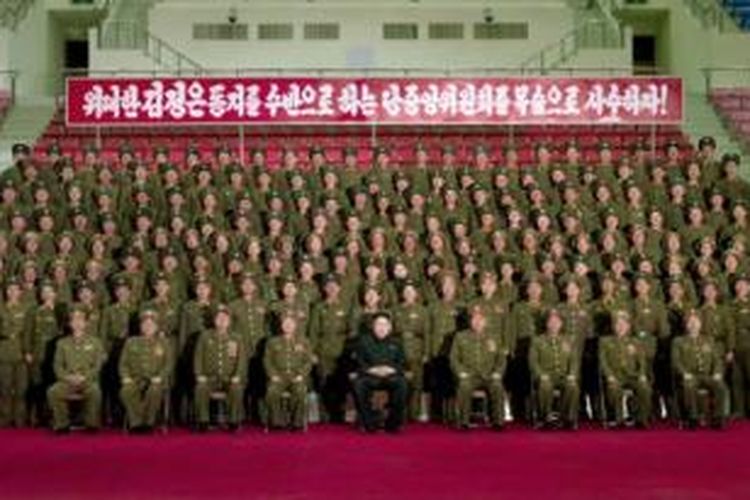 Kim Jong Un (duduk baris pertama, tengah, berjas hitam) dan para petinggi militer Korea Utara. Gambar diambil pada 13 Maret 2013.