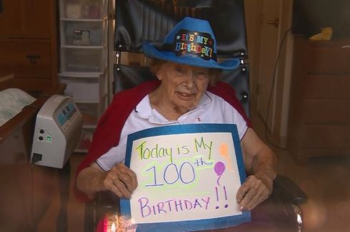 Wabah Corona, Nenek 100 Tahun Rayakan HUT dari Balik Kaca Jendela