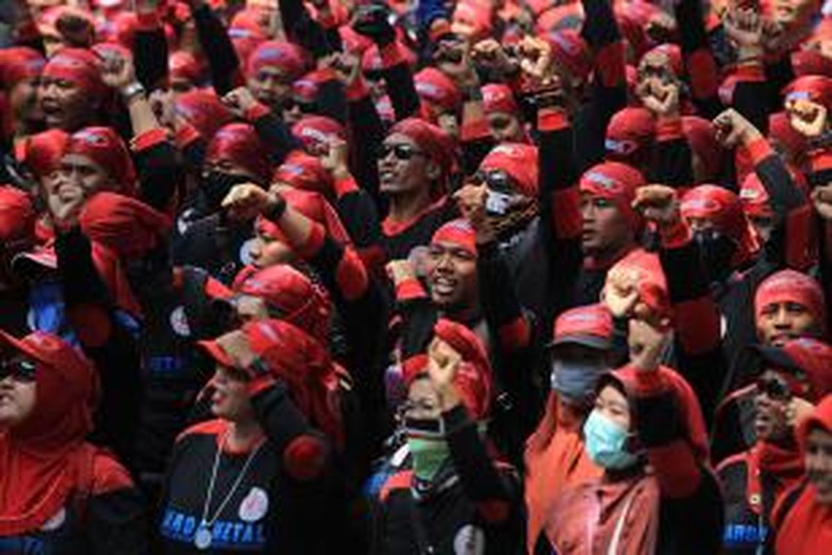 Buruh dari berbagai elemen melakukan aksi unjuk rasa di kawasan Istana Negara, Jakarta, Senin (1/9/2015).