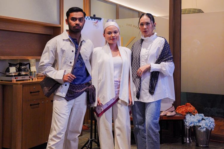 Tips Styling Scarf ala Ayla Dimitri, Bikin Outfit Simpel Jadi Lebih Stylish