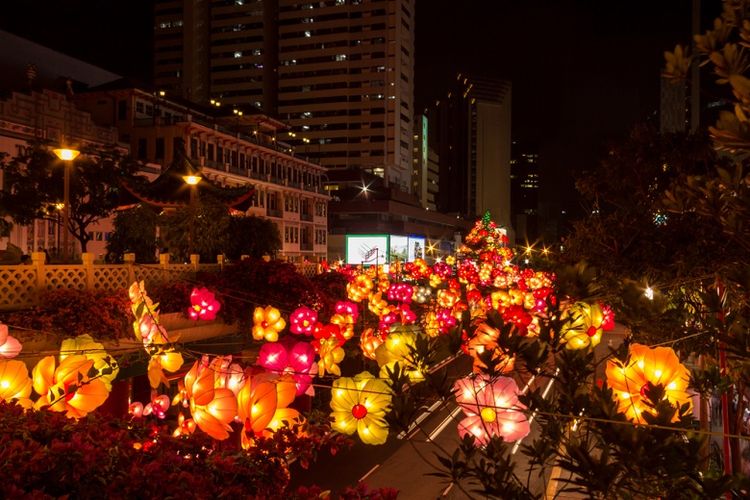 Saat perayaan Imlek kawasan Chinatown, Singapura akan semarak dengan dekorasi lentera warna-warni 