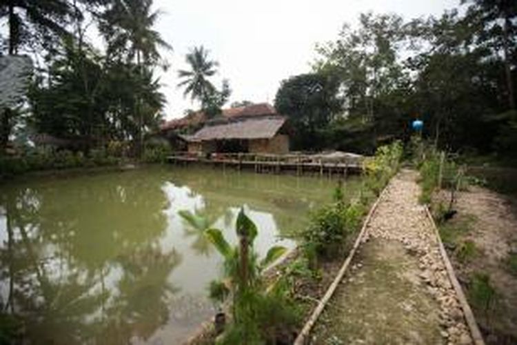 Suasana di area wisata alam Badega Gunung Parang, Kampung Cihuni, Desa Sukamulya, Kecamatan Tegalwaru, Purwakarta, Jawa Barat, Jumat (27/2/2015). Badega Gunung Parang merupakan obyek wisata alam yang menawarkan pengalaman berpetualang memanjat tebing hingga mendaki gunung kepada pengunjung.