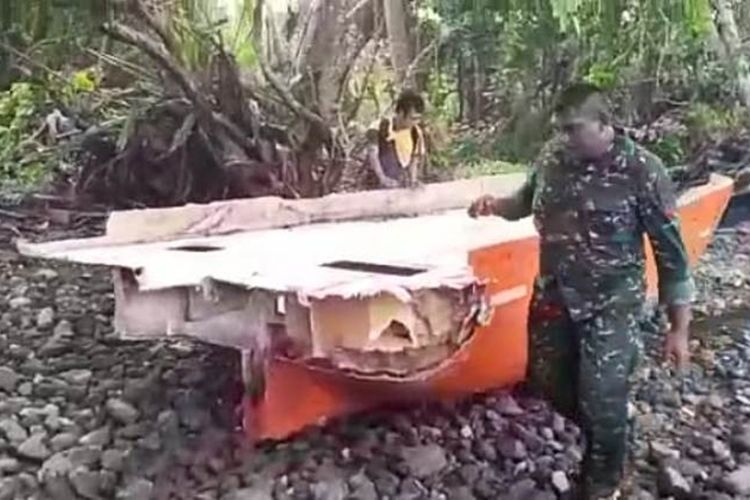 Tim SAR gabungan menmukan sekoci milik kapal Kargo MV Nur Aylla dan tumpahan minyak di peraiaran pantai Pulau Obi, Maluku Utara, Jumat (30/8/2019). 