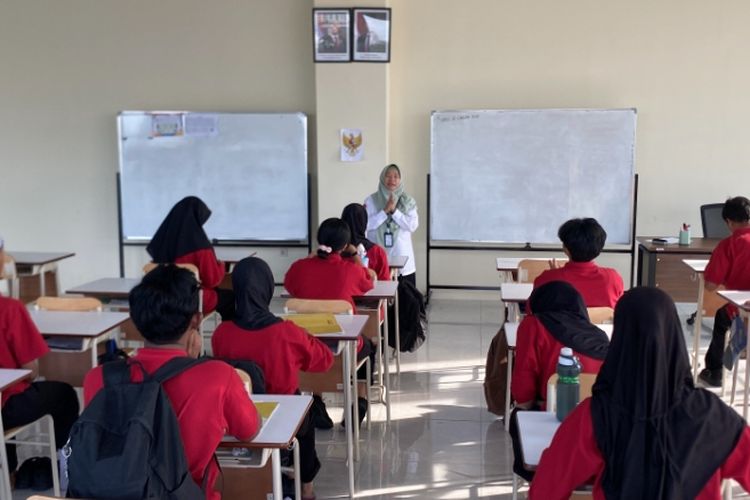 Guru Agama Sekolah Rakyat 21 Surabaya, Mufatiroh, Kamis (16/10/2025).