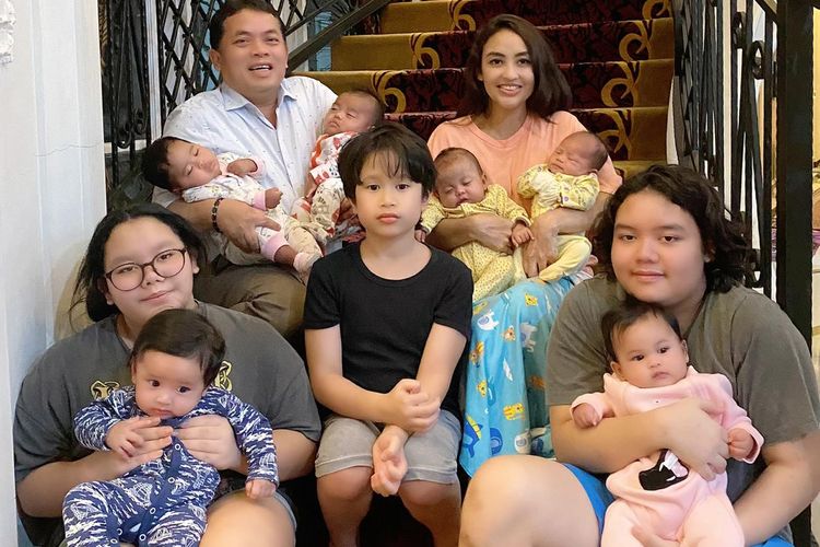 Keluarga Monica Soraya Haryanto (41) bersama enam bayi adopsinya saat berada di rumahnya di kawasan Cilandak, Jakarta. Enam bayinya berasal dari ibu yang tak mampu membesarkan anaknya dan juga bayi dari pasangan di luar nikah.
