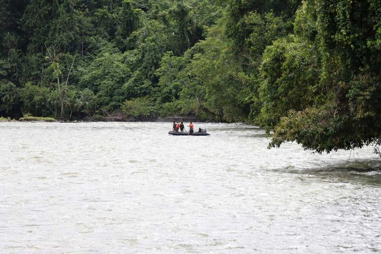 Proses pencarian empat korban yhang hanyut di SUngai Digul, Pegunungan Bintang, Papua Pegunungan, Minggu (29/1/2023)