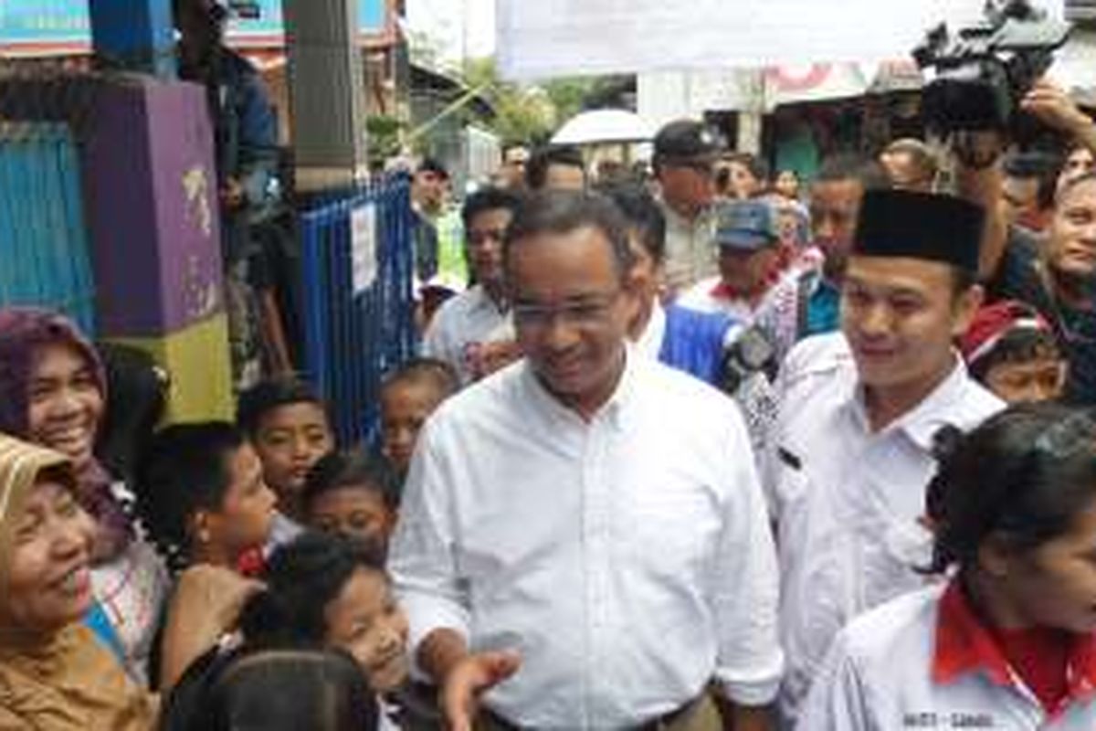 Calon gubernur DKI Jakarta nomor pemilihan tiga, Anies Baswedan, menyapa warga saat berkunjung ke Kelurahan Rawa Badak Utara, Kecamatan Koja, Jakarta Utara, Selasa (8/11/2016).