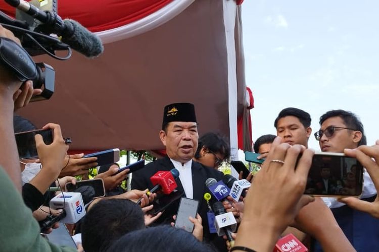 Pelaksana Tugas (Plt) Ketua Harian Masjid Istiqlal Asep Saepudin saat memberikan keterangan tentang tidak adanya penyembelihan hewan kurban di Masjid Istiqlal pada Kamis (29/6/2023). Penyembelihan hewan kurban akan dilaksanakan pada H+2 Hari Raya Idul Adha atau tepatnya pada Sabtu (1/7/2023).