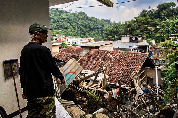 Longsor di Lembang Hancurkan Rumah Warga, Satu Keluarga Kehilangan Tempat Tinggal