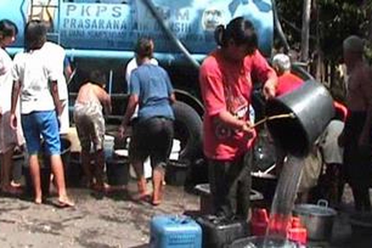 Ilustrasi: Penyaluran air bagi warga yang dilakukan pemerintah di salah satu desa di Gunungkidul, DI Yogyakarta, Selasa (31/5/2011).