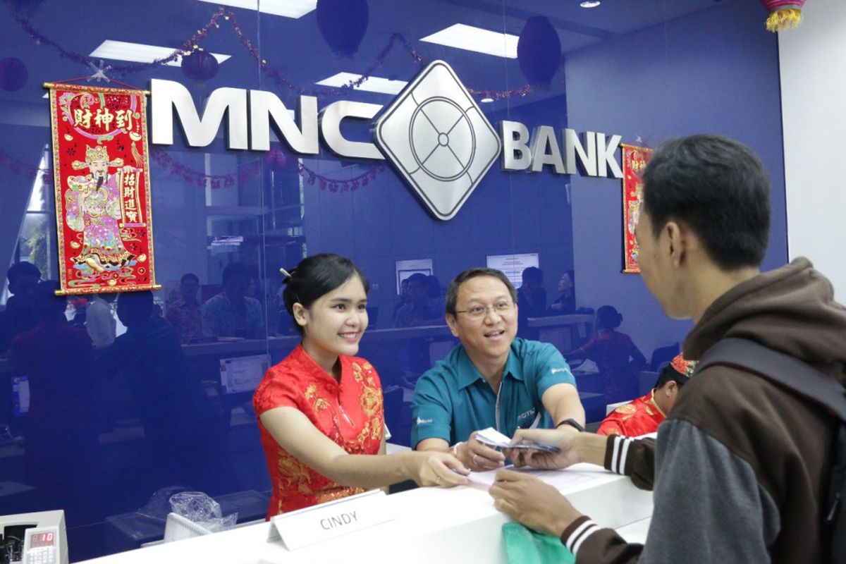 Program bagi-bagi angpao berupa cashback untuk nasabah baru MNC Bank di Jakarta, Rabu (31/1/2018).