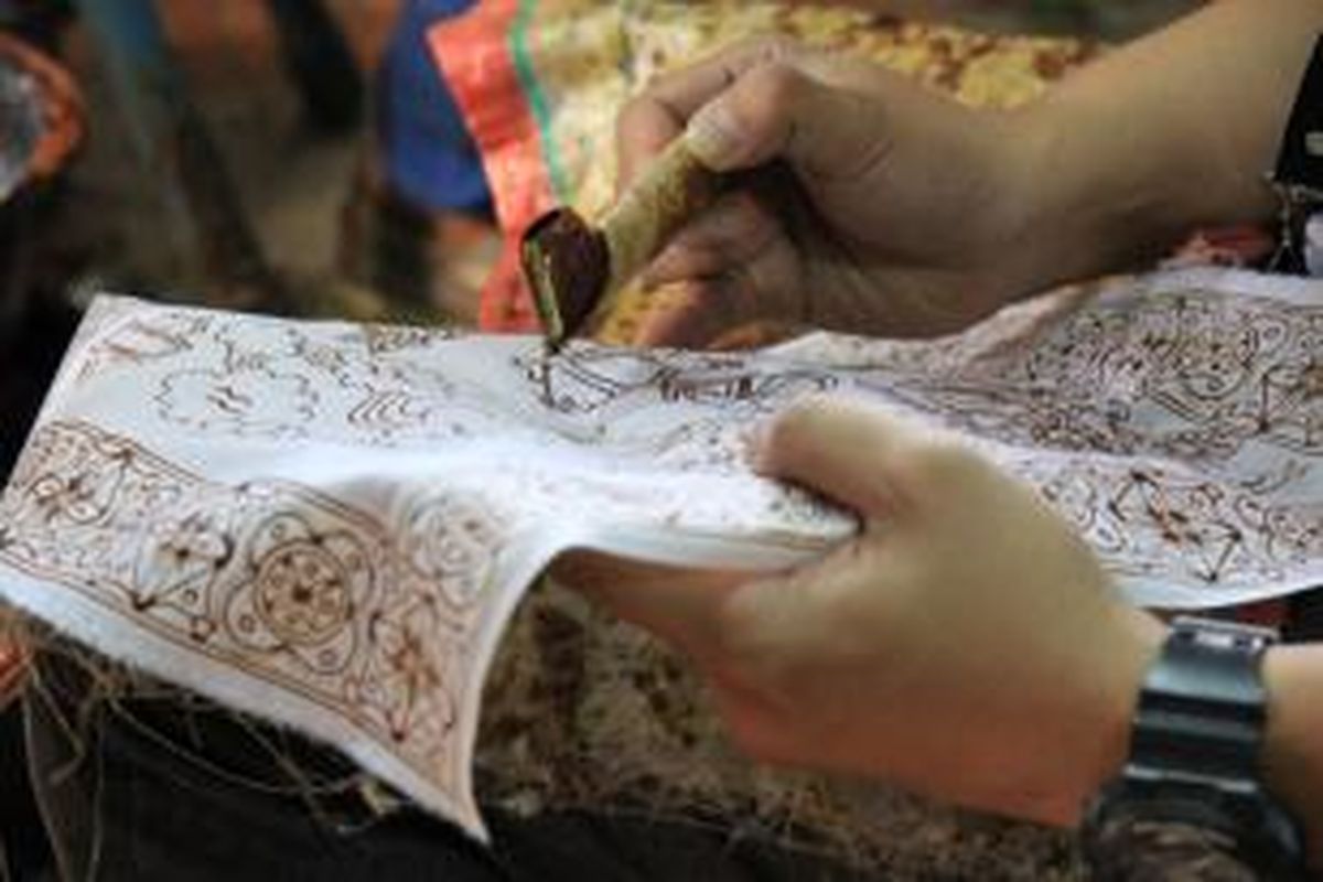 Textile dipilih sebagai tema karena tekstil merupakan salah satu material menarik untuk dipelajari, ditelusuri dan dieksplorasi lebih jauh karena merupakan media kaya akan seni budaya, baik dalam motif, cara pembuatan, proses, filosofi, serta latar belakang sejarah. 