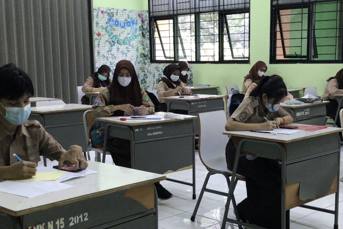 In-class learning began in a South Jakarta school on Wednesday, April 7, 2021. 