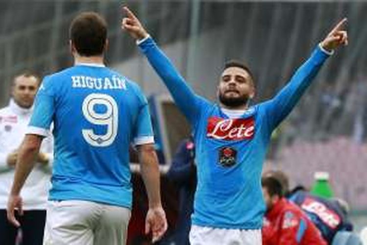 Pemain Napoli, Lorenzo Insigne (kanan), melakukan selebrasi usai membobol gawang Empoli, pada lanjutan Serie A di Stadion San Paolo, Minggu (31/1/2016).