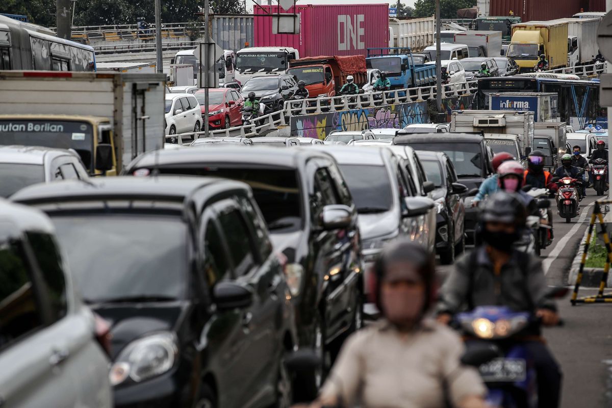 Warga menggunakan masker saat mengendarai sepeda motor di Jl. Letjen S. Parman, Jakarta Barat, Senin (4/5/2020). Provinsi DKI Jakarta memasuki pelaksanaan pembatasan sosial berskala besar (PSBB) yang diperpanjang ke tahap kedua. Tujuan PSBB ini adalah untuk menekan penyebaran virus corona (Covid-19).