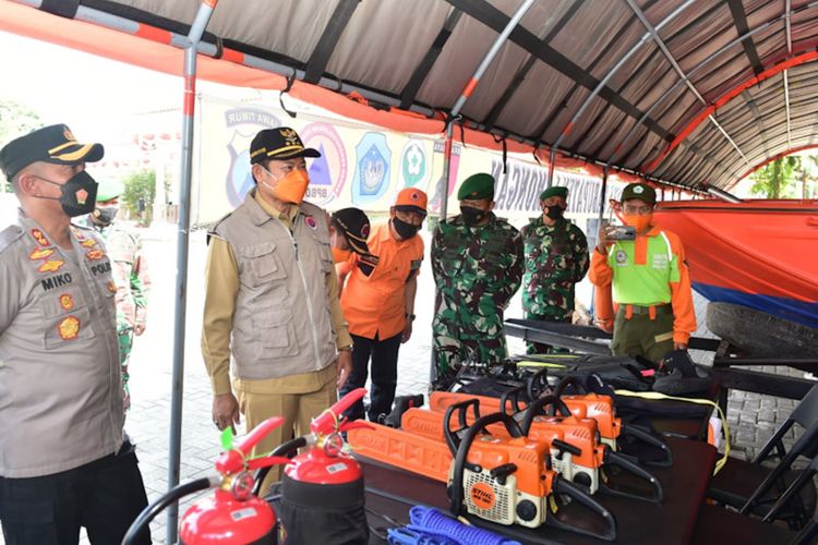 Bupati Lamongan Yuhronur Efendi (dua dari kiri) bersama Dandim 0812 Lamongan Letkol Inf Sidik Wiyono dan Kapolres Lamongan AKBP Miko Indrayana, mengecek sarana dan prasarana pendukung tanggap bencana, Senin (25/10/2021).