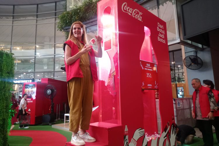 Acara peluncuran kemasan botol 100 persen rPET Coca-Cola Indonesia di Gandaria City, Jumat (16/6/2023).