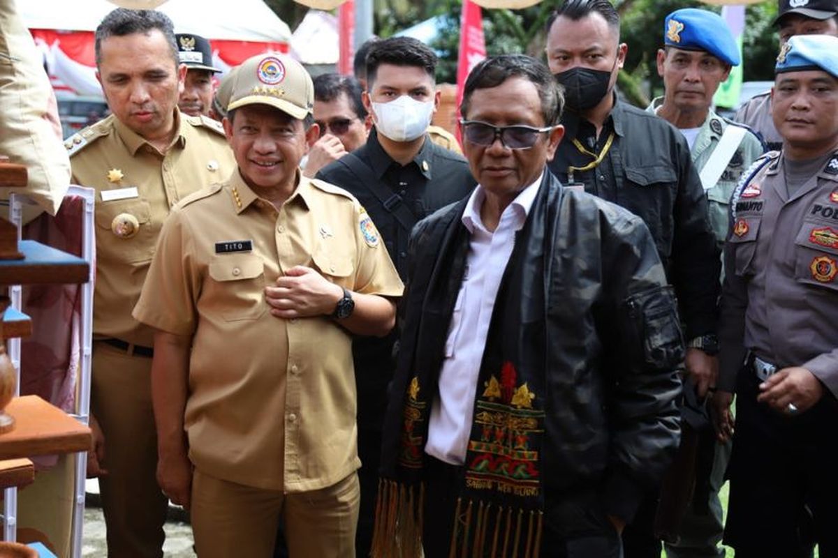 Coordinating Minister for Political, Legal, and Security Affairs Mahfud MD (right) and Minister of Home Affairs Tito Karnavian (left) during their visit to the Zero Kilometer Monument in Sabang, Nanggroe Aceh Darussalam Province on Wednesday, December 21, 2022. 