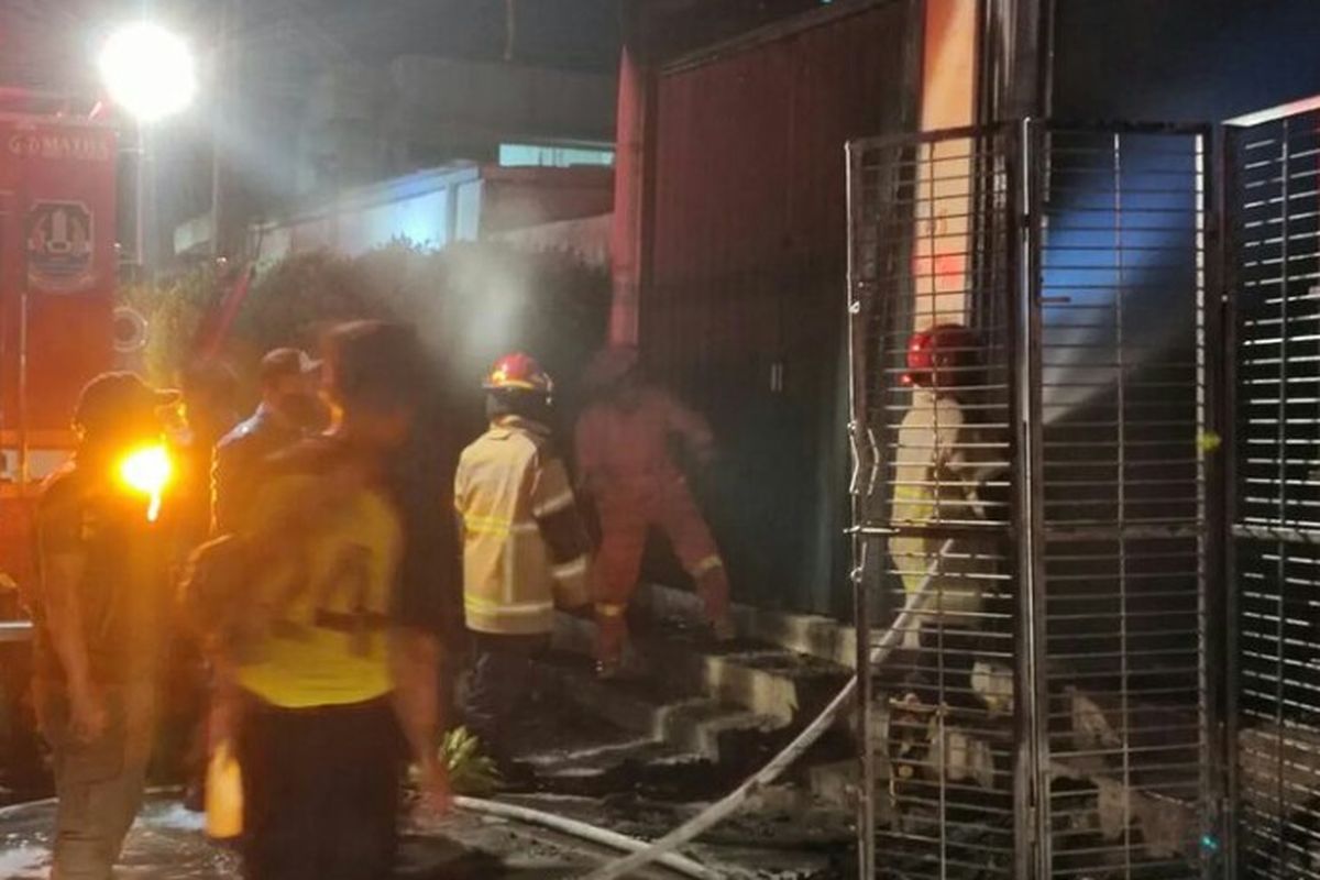 Rumah toko (ruko) tabung gas dan bensin eceran di kompleks TVRI-Poris RT 02 RW 17, Jatirahayu, Pondok Melati, Bekasi, terbakar pada Sabtu (5/3/2022) pagi. Petugas Damkar Kota Bekasi tengah melakukan pendinginan. (doc. Damkar Kota Bekasi)