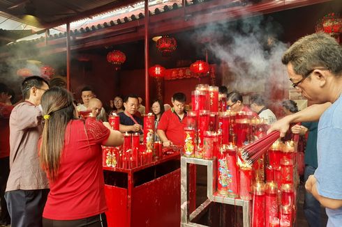 Ketika Masyarakat Tionghoa di Wihara Dharma Bakti Berdoa Lebih Lama pada Tahun Tikus Logam