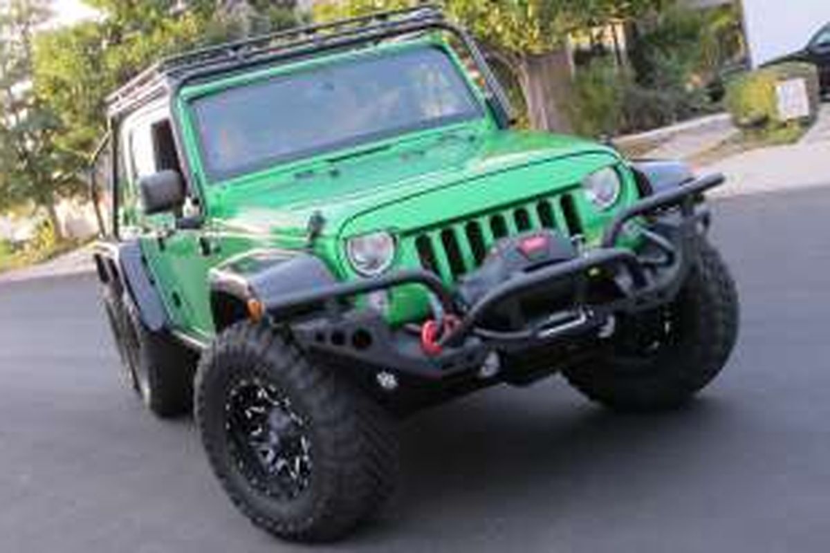 Jeep Wrangler Rubicon dengan sistem penggerak 6x6 hasil rumah modifikasi Wild Boar dari Los Angeles, AS.