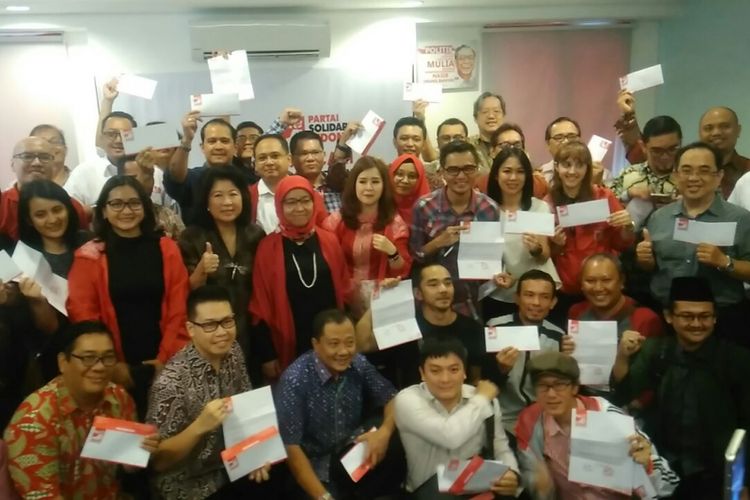 Partai Solidaritas Indonesia (PSI) mengumumkan bakal calon anggota legislatif yang lolos tes wawancara gelombang pertama, di Kantor DPP PSI, Jakarta, Sabtu (16/12/2017). Vokalis Nidji Giring Ganesha juga lolos dalam tes wawancara ini.