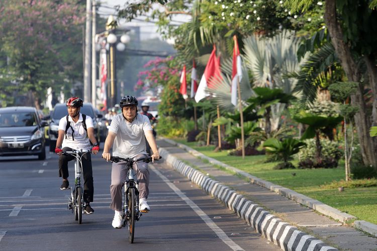 Wali Kota Surabaya Eri Cahyadi diikuti ASN dan Non ASN menggunakan sepeda ke Balai Kota Surabaya untuk mengurangi kemacetan dan polusi udara ke Balai Kota Surabaya, Jumat (1/9/2023).