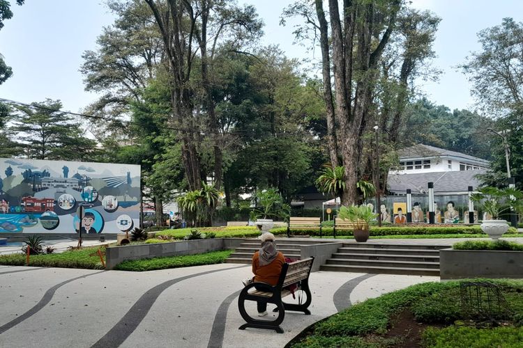 Ilustrasi pengunjung di Taman Sejarah Bandung