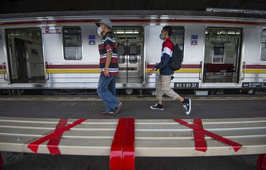 Sejumlah calon penumpang berjalan di peron menuju rangkaian kereta rel listrik (KRL) Commuterline di Stasiun KA Bogor, Kota Bogor, Jawa Barat, Senin (19/10/2020). PT Kereta Commuter Indonesia (KCI) kembali mengoperasikan jadwal KRL Commuterline secara normal seperti sebelum pandemi Covid-19 mulai pukul 04.00 WIB hingga pukul 24.00 WIB atau sebanyak 993 perjalanan dengan 91 rangkaian kereta setelah adanya perubahan pada beberapa bulan terakhir akibat pemberlakuan PSBB di Jabodetabek.