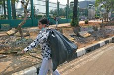 Mengikuti Awkarin Bersih-bersih Sampah Pascademo di Gedung DPR