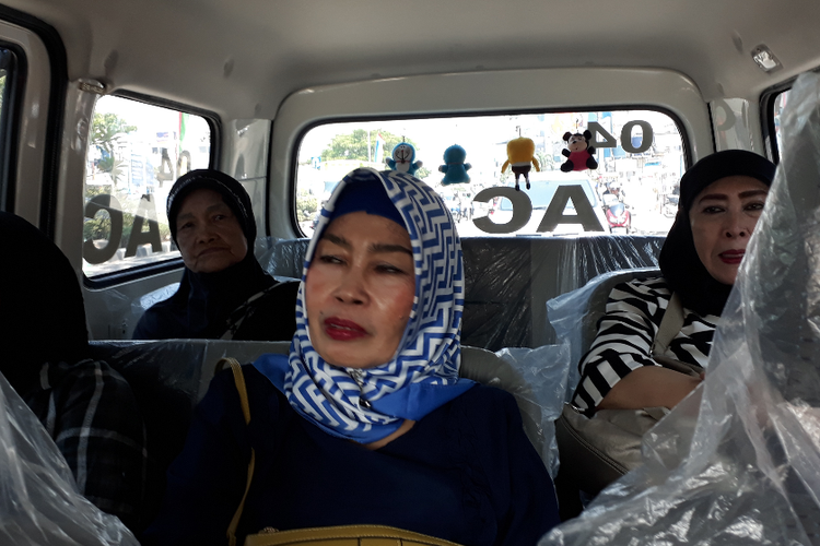 Penumpang naik angkot Miniarta M04 ber-AC trayek Depok Timur-Pasar Minggu. Foto diambil Senin (30/4/2018).