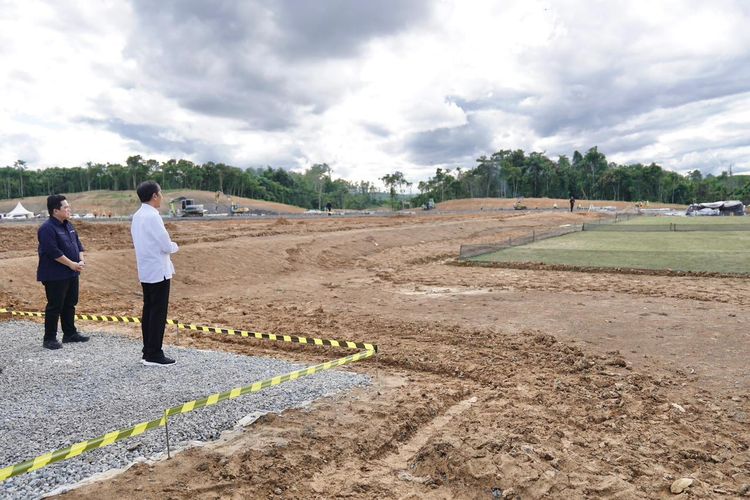 Ketua Umum PSSI, Erick Thohir, dan Presiden Joko Widodo meninjau proses pembangunan Training Center PSSI di Ibu Kota Nusantara (IKN), Penajam Paser Utara, Kalimantan Timur, pada Rabu (17/1/2024).