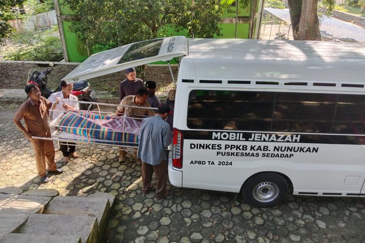 Jenazah Andi Zulkifli, pria asal Wajo Sulsel yang ditemukan meninggal dalam bengkel mobil saat dibawa ambulan menuju pemakaman