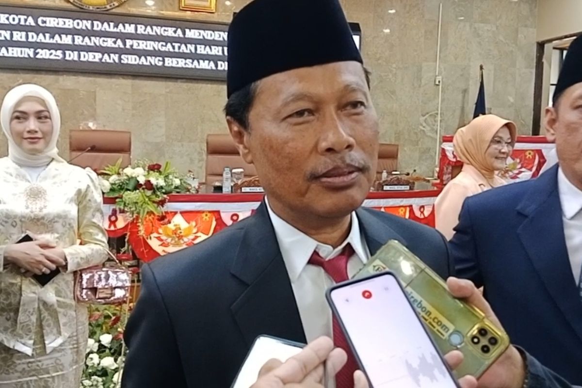 Walikota Cirebon, Effendi Edo memberikan keterangan terkait kenaikan PBB pasca menemui Gubernur Jawa Barat, Dedi Mulyadi, saat ditemui media pada Jumat (15/8/2025) siang.