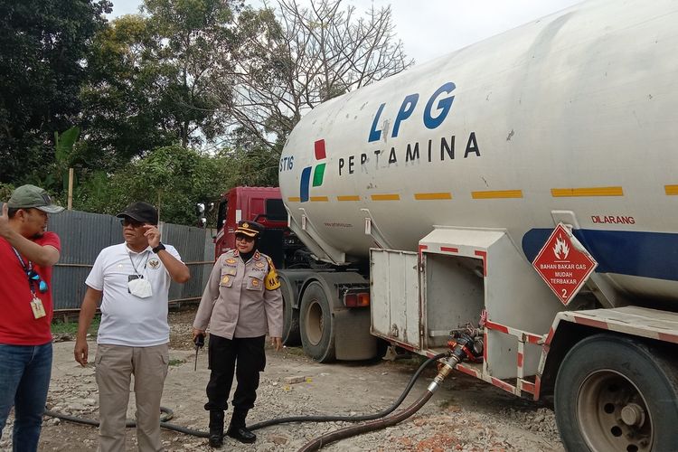West Java Police Trade and Investigation Sub-Directorate, Tanjung Village, Patokbesi, Subang Regency, Thursday (14/7/2022) in the morning at around 03.00 WIB secured trucks transporting subsidized LPG.  The seized truck was carrying 20 tonnes of subsidized LPG from the Eretan Indramayu refinery, West Java and was scheduled to be taken to Linggarjati SPBE, Subang.