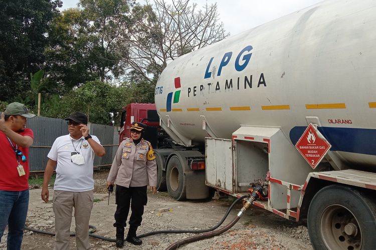 kendaraan truk pengangkut gas elpiji subsidi diamankan Subdit Indag Ditreskrimsus Polda Jabar, Desa Tanjung, Patokbesi, Kabupaten Subang, Kamis (14/7/2022) dini hari sekitar pukul 03.00 WIB. Truk yang diamankan tersebut membawa gas elpiji bersubsidi sebanyak 20 ton dari kilang Eretan Indramayu, Jawa Barat dan rencananya akan dibawa ke SPBE Linggarjati Subang.